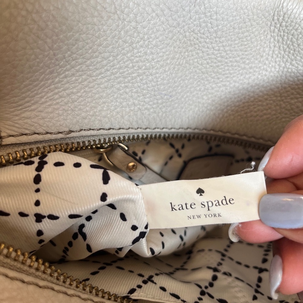 Kate Spade Cream Pebbled Leather Crossbody Bag w/Strap- GUC w/a few spots/stains - Picture 4 of 17